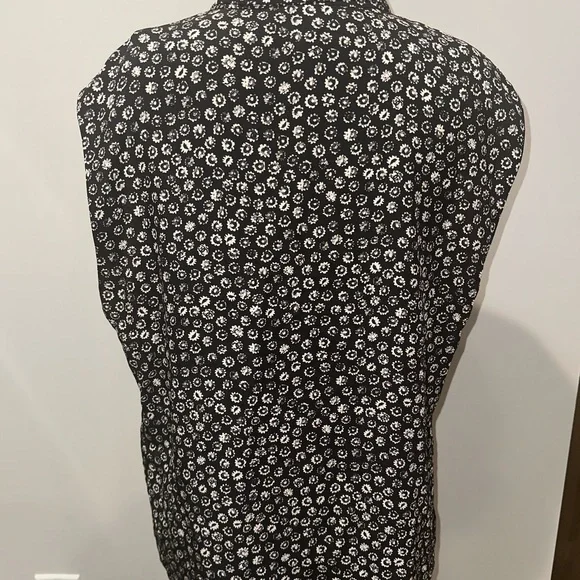 Chanel Coco Floral-Print Sleeveless Shirt Blouse in Black/White 44(US12) - Picture 12 of 12